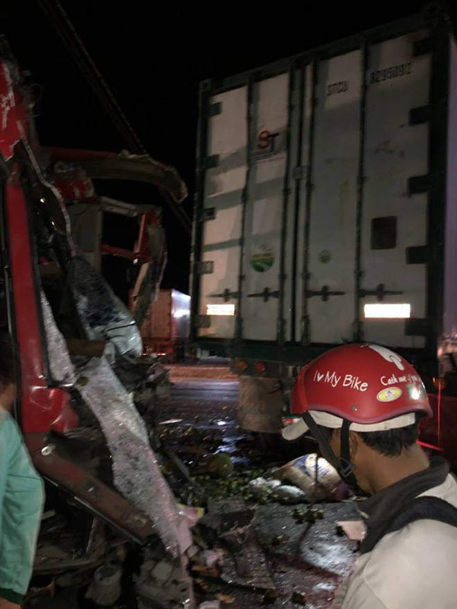 Ninh Thuận: Xe khách va chạm với xe container, ít nhất 12 người trọng thương