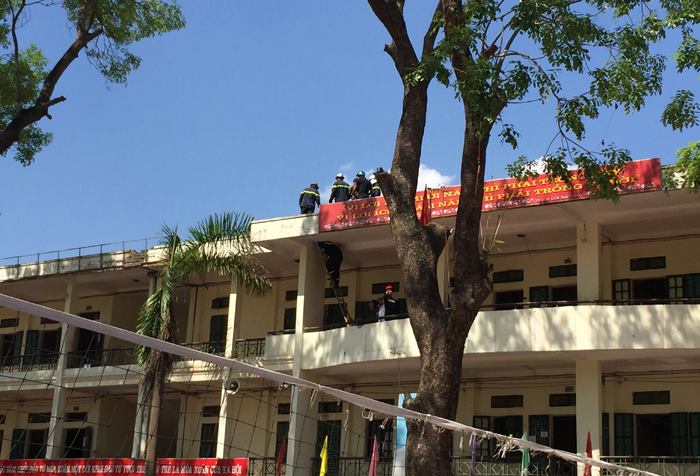 Muốn có xe máy và tiền để trả nợ quán net nhưng mẹ không cho, nam thanh niên trèo lên tầng 3 đòi tự tử