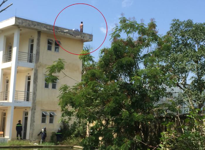 Muốn có xe máy và tiền để trả nợ quán net nhưng mẹ không cho, nam thanh niên trèo lên tầng 3 đòi tự tử
