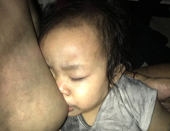 Gần 2 tháng chuyển đến nơi ở tạm, người mẹ từng ôm 2 con chạy thoát khỏi thảm họa Carina trào nước mắt: Tôi và các con nhớ nhà...