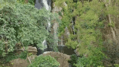 Lực lượng chức năng đang đi bộ 12km xuyên địa hình hiểm trở để tiếp cận hiện trường phượt thủ tử vong