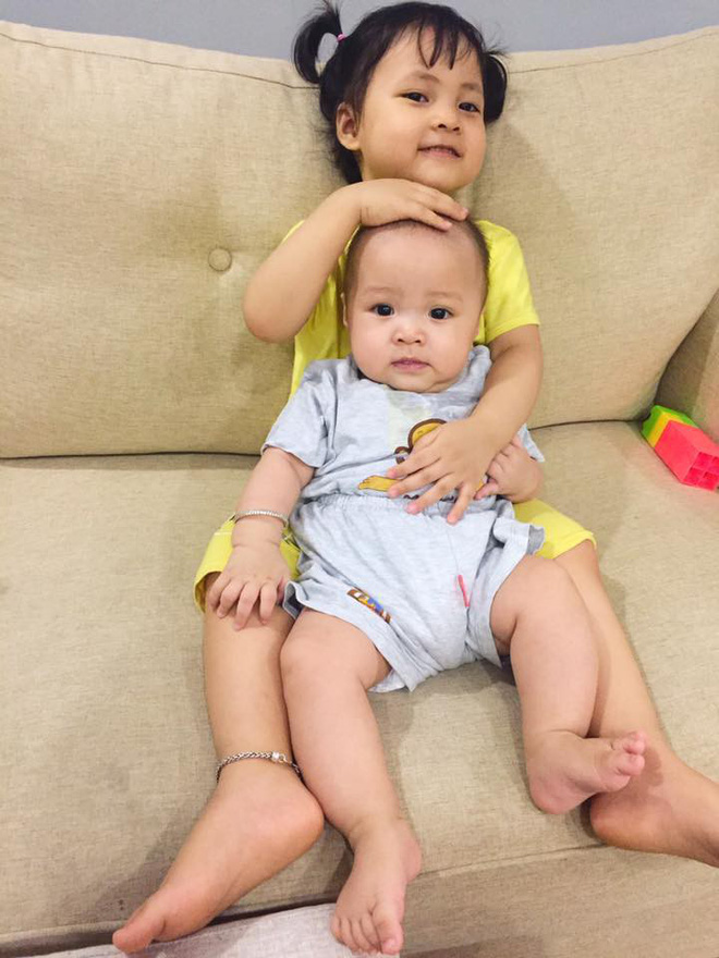 Đăng tin tìm bảo mẫu, mẹ 2 con hốt hoảng vì 'cô trông trẻ' vén áo dỗ con mình ti, ra điều kiện được đi chơi mỗi ngày cùng bố bọn trẻ - 2 Đăng tin tìm bảo mẫu, mẹ 2 con hốt hoảng vì 'cô trông trẻ' vén áo dỗ con mình ti, ra điều kiện được đi chơi mỗi ngày cùng bố bọn trẻ - 2