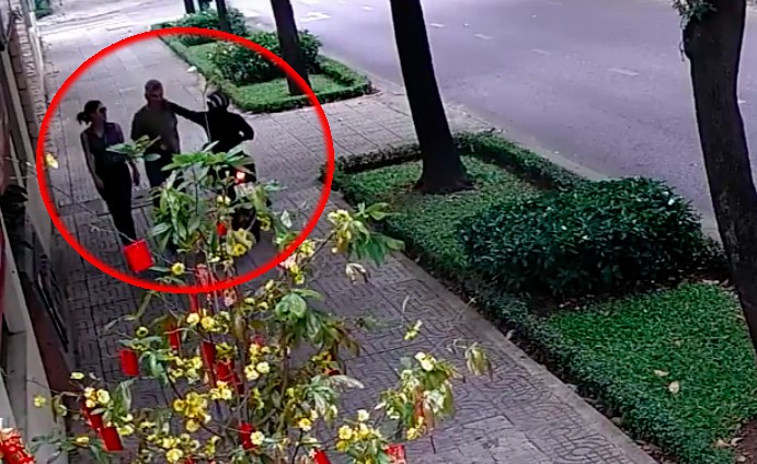 Clip: Nhân viên Tổng Lãnh sự quán Nga tại TP. HCM bị giật dây chuyền khi đi bộ