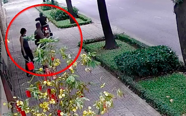 Clip: Nhân viên Tổng Lãnh sự quán Nga tại TP. HCM bị giật dây chuyền khi đi bộ