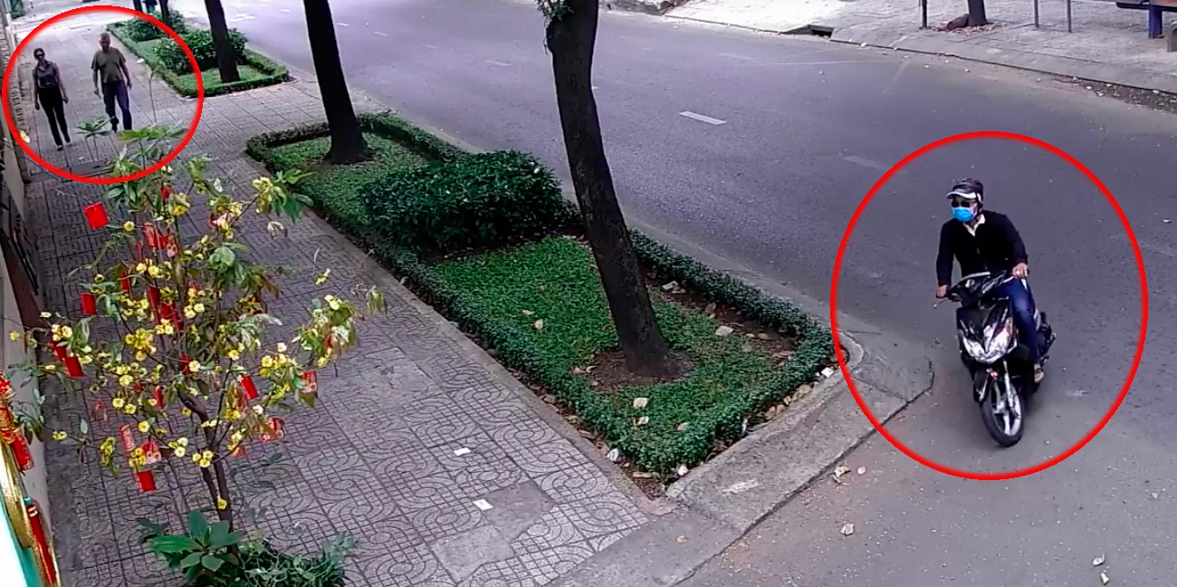 Clip: Nhân viên Tổng Lãnh sự quán Nga tại TP. HCM bị giật dây chuyền khi đi bộ