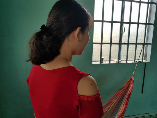 Phó trường công an xã bị 'tố' sàm sỡ thiếu nữ 16 tuổi Phó trường công an xã bị 'tố' sàm sỡ thiếu nữ 16 tuổi