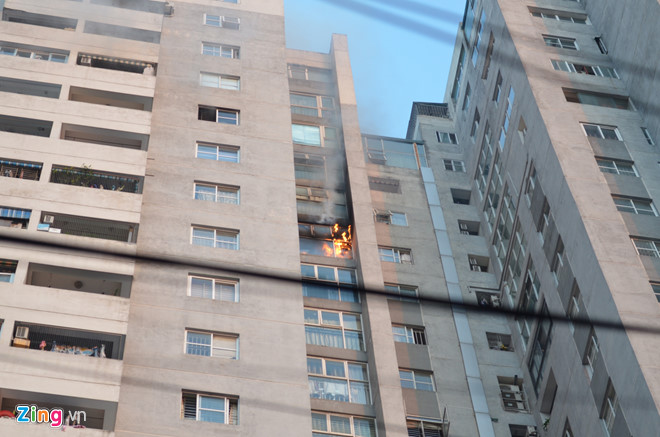 (CẬP NHẬT) Cháy ở chung cư cao 23 tầng, hàng trăm người tháo chạy