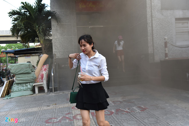 (CẬP NHẬT) Cháy ở chung cư cao 23 tầng, hàng trăm người tháo chạy
