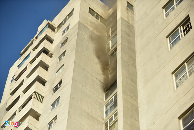 (CẬP NHẬT) Cháy ở chung cư cao 23 tầng, hàng trăm người tháo chạy