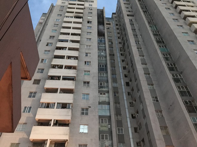 Bị kẹt trong vụ cháy ở tầng 18 chung cư, cặp vợ chồng già dùng khăn ướt, băng dính cầm cự