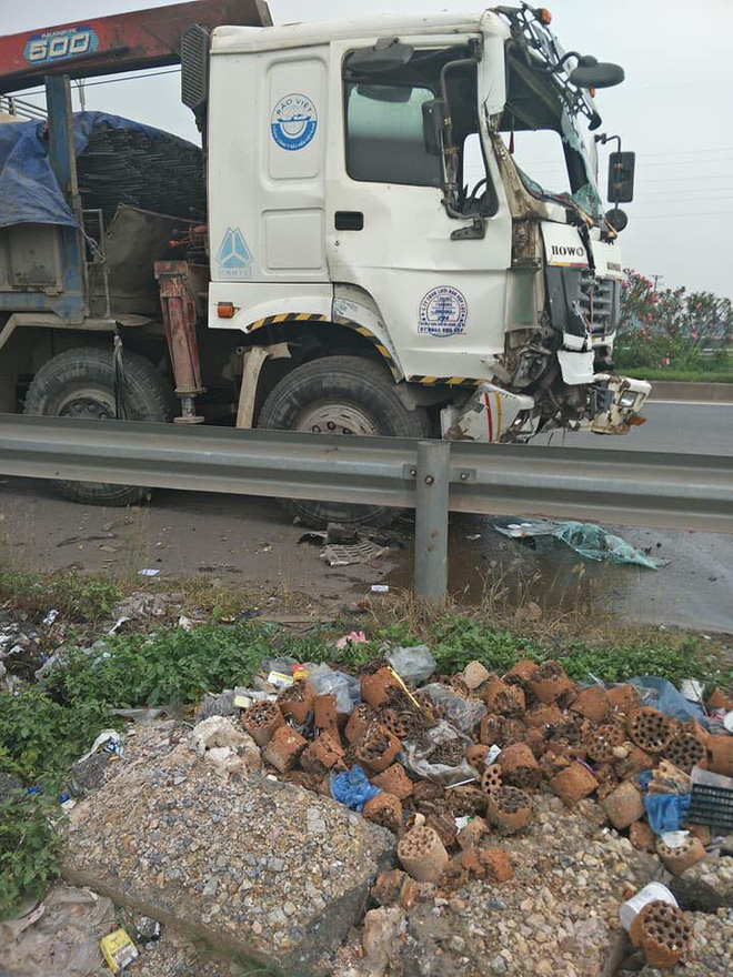 Xe tải đâm xe khách khiến 2 người chết, 6 người bị thương