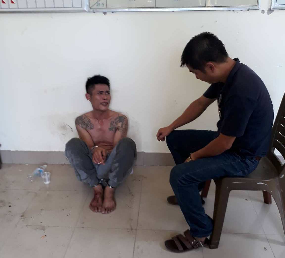 Nữ con tin bị kẻ ngáo đá khống chế: 'Tôi nghĩ hắn sẽ cắt cổ tôi' - 1 Nữ con tin bị kẻ ngáo đá khống chế: 'Tôi nghĩ hắn sẽ cắt cổ tôi' - 1