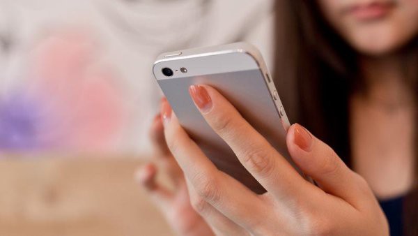 Chụp ảnh giữa trời mưa bão, hai cô gái bị sét đánh cháy da