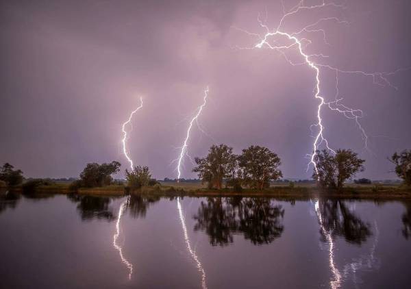 Chụp ảnh giữa trời mưa bão, hai cô gái bị sét đánh cháy da