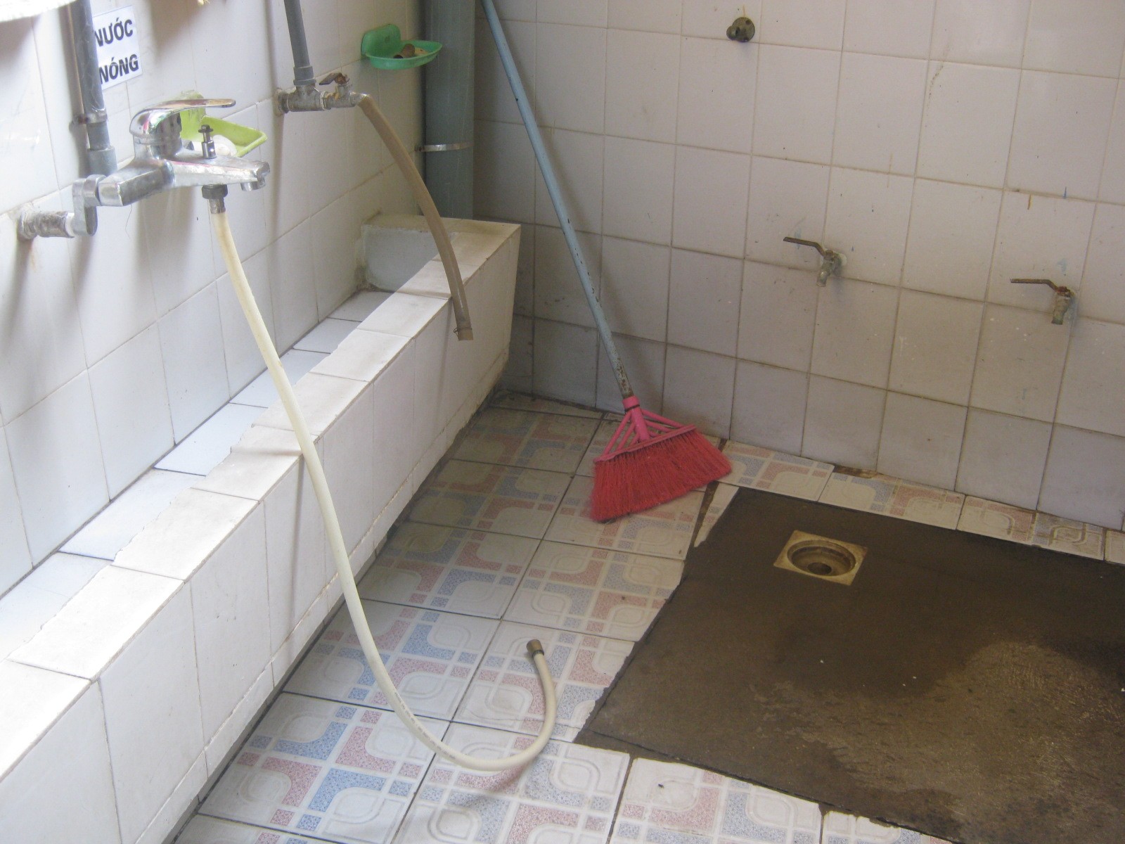 Xôn xao vụ việc trẻ mầm non bị bỏng do cô giáo dùng vòi nước nóng xịt rửa