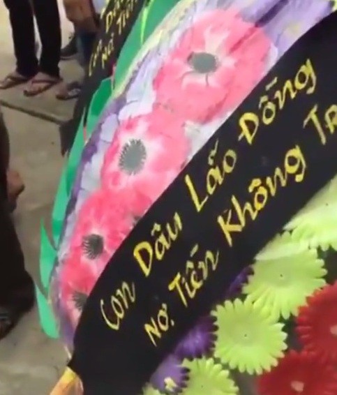 Điều tra nhóm đối tượng đến nhà bố chồng đòi nợ con dâu bằng cách mang vòng hoa tang, mở nhạc đám ma kèn trống ầm ĩ