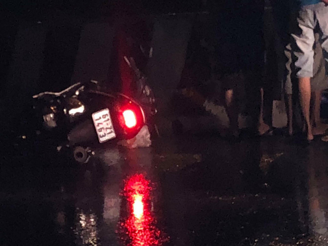 Phát hiện thi thể người đàn ông phần đầu bị dập nát nằm bên cạnh chiếc xe máy