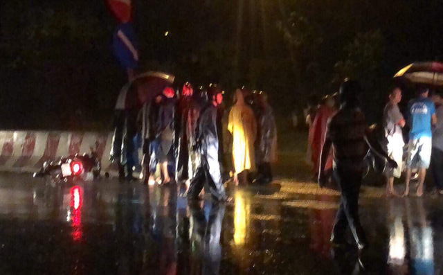 Phát hiện thi thể người đàn ông phần đầu bị dập nát nằm bên cạnh chiếc xe máy