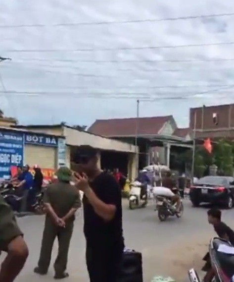 Trưởng công an nói gì vụ mang vòng hoa, phát nhạc đám ma ngay trước cửa nhà để đòi tiền?