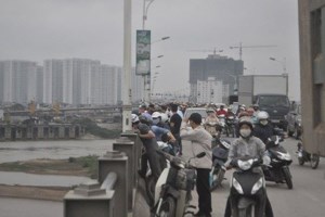 Người đàn ông bất ngờ nhảy cầu Vĩnh Tuy tự tử