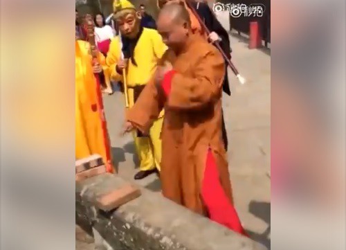 Võ sư Thiếu Lâm thi triển màn Nhất dương chỉ gây bão tại Trung Quốc