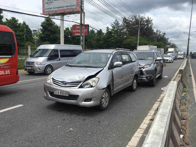 Tai nạn liên hoàn trên Quốc lộ 13, nhiều cháu bé gào khóc trong hoảng loạn