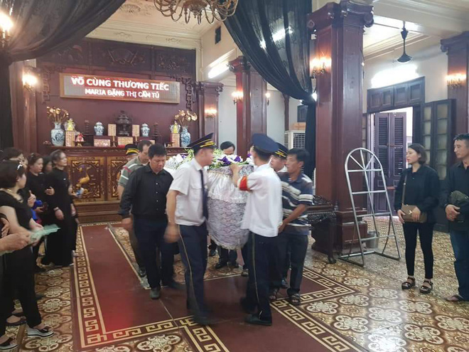 Người thân, bạn bè đau xót tiễn đưa nữ sinh ĐH Sân khấu Điện ảnh bị sát hại, hãm hiếp về nơi an nghỉ cuối cùng - 1 Người thân, bạn bè đau xót tiễn đưa nữ sinh ĐH Sân khấu Điện ảnh bị sát hại, hãm hiếp về nơi an nghỉ cuối cùng - 1