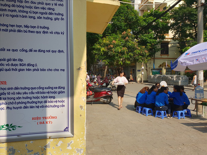 Sốc: Người lạ ra vào như đi chợ ở điểm thi lớp 10 tại THCS Phan Đình Giót