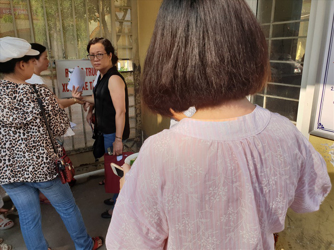 Sốc: Người lạ ra vào như đi chợ ở điểm thi lớp 10 tại THCS Phan Đình Giót