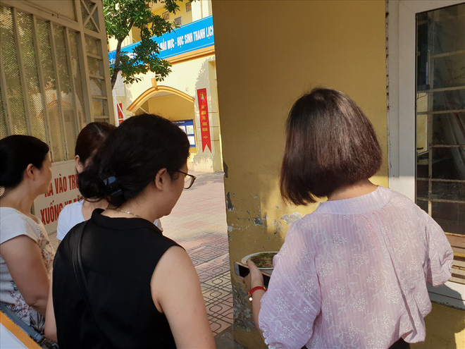 Sốc: Người lạ ra vào như đi chợ ở điểm thi lớp 10 tại THCS Phan Đình Giót