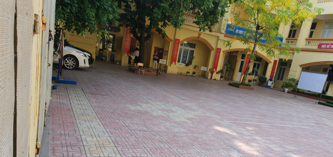 Sốc: Người lạ ra vào như đi chợ ở điểm thi lớp 10 tại THCS Phan Đình Giót
