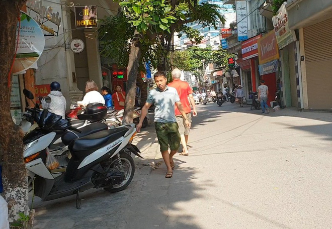 Sốc: Người lạ ra vào như đi chợ ở điểm thi lớp 10 tại THCS Phan Đình Giót