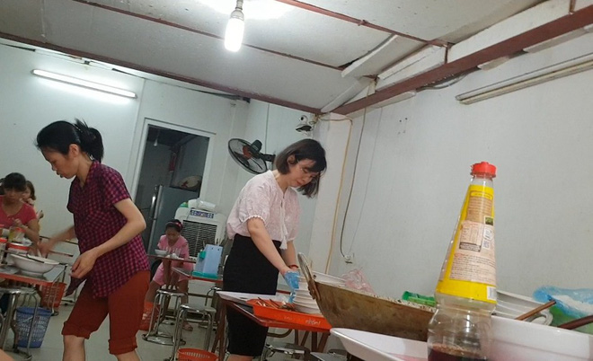 Sốc: Người lạ ra vào như đi chợ ở điểm thi lớp 10 tại THCS Phan Đình Giót