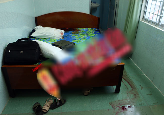 Cô gái gào thét bên bạn trai bê bết máu trong phòng khách sạn