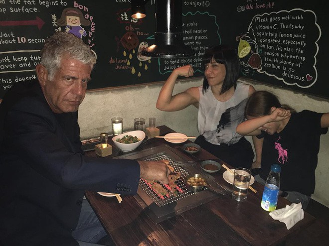 Đầu bếp Anthony Bourdain từng muốn tự tử nhiều lần nhưng đây chính là người đã giúp ông vượt qua