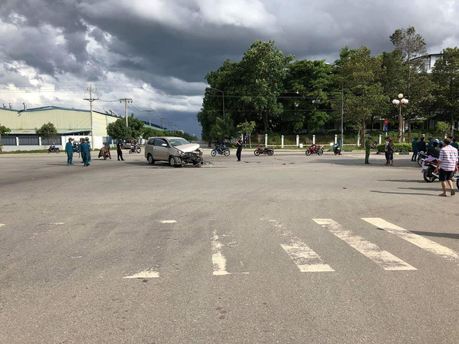 Bình Dương: Ô tô 7 chỗ tông lật xe 16 chỗ, ít nhất 6 người thương vong