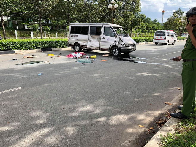 Bình Dương: Ô tô 7 chỗ tông lật xe 16 chỗ, ít nhất 6 người thương vong