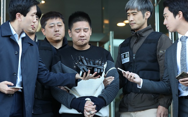 Ông bố Molar: Phía sau hình ảnh ông bố tận tụy hết lòng vì con gái lại là tên sát nhân khiến cả Hàn Quốc căm phẫn