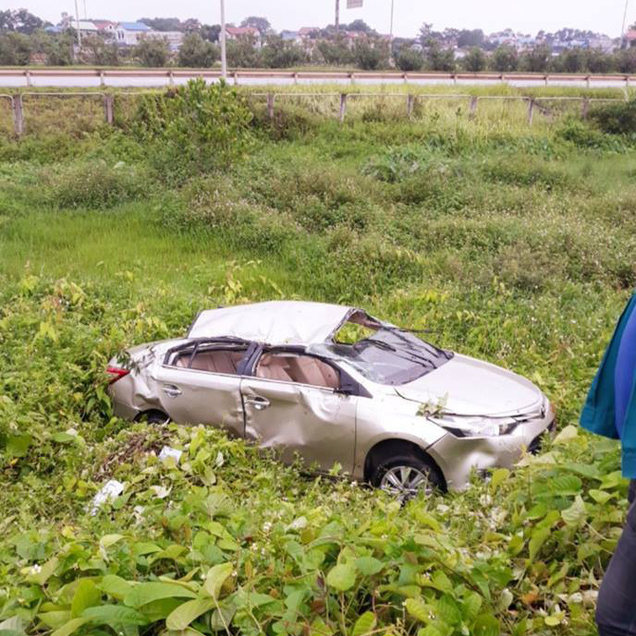 Thái Nguyên: Phát hiện một chiếc ô tô bẹp rúm nằm giữa bãi rác sau đêm mưa gió