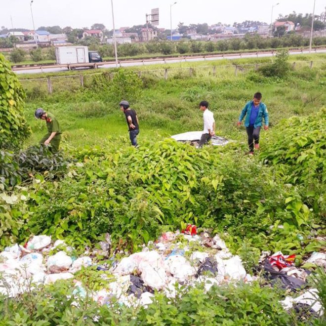 Thái Nguyên: Phát hiện một chiếc ô tô bẹp rúm nằm giữa bãi rác sau đêm mưa gió
