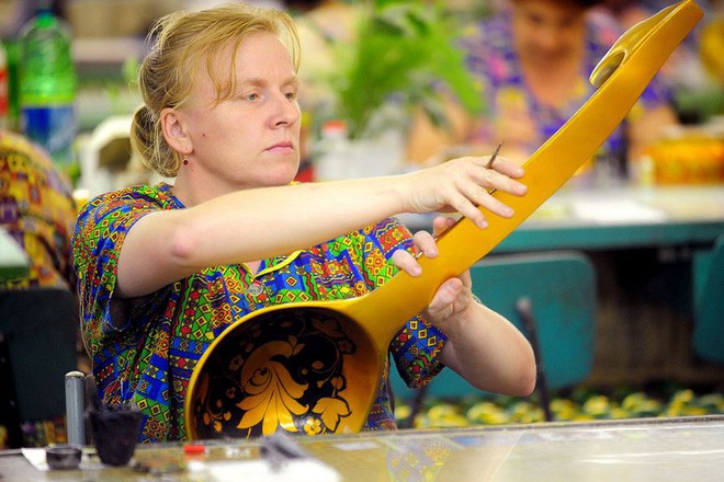 Thay vì kèn, trống hay mâm, fan bóng đá Nga lại sử dụng… thìa để cổ vũ cho World Cup 2018