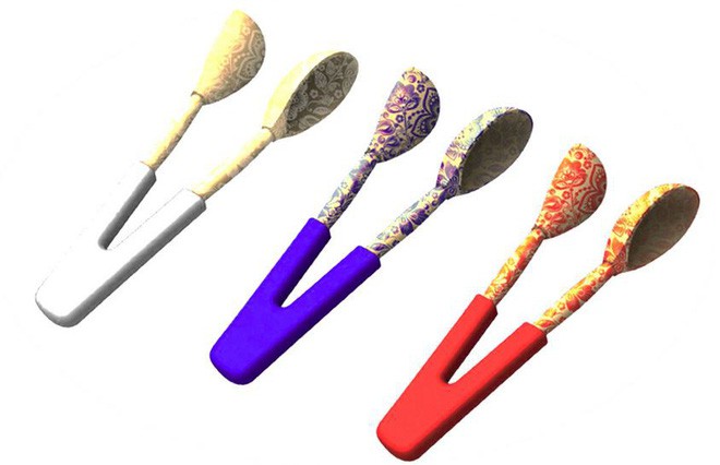 Thay vì kèn, trống hay mâm, fan bóng đá Nga lại sử dụng… thìa để cổ vũ cho World Cup 2018