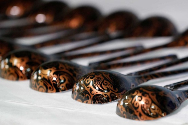 Thay vì kèn, trống hay mâm, fan bóng đá Nga lại sử dụng… thìa để cổ vũ cho World Cup 2018