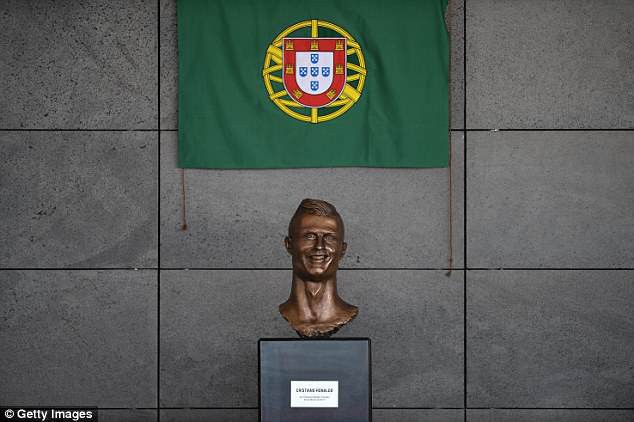 Lao ra khỏi chiếc xe buýt, Ronaldo thực hiện một cử chỉ làm 'đốn tim' hàng triệu CĐV - 3 Lao ra khỏi chiếc xe buýt, Ronaldo thực hiện một cử chỉ làm 'đốn tim' hàng triệu CĐV - 3