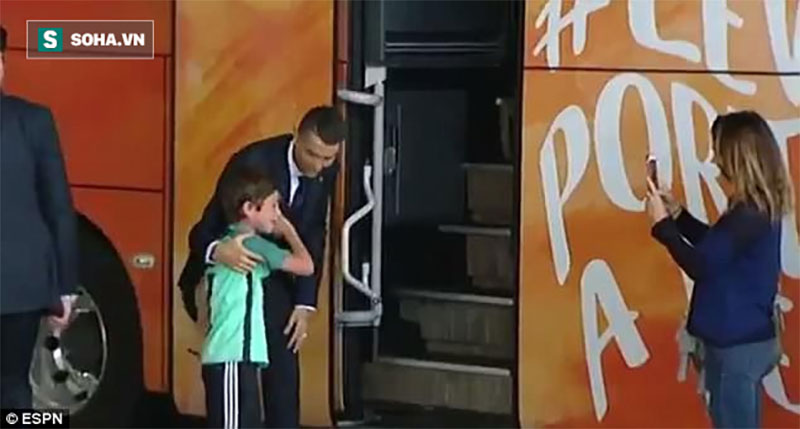Lao ra khỏi chiếc xe buýt, Ronaldo thực hiện một cử chỉ làm 'đốn tim' hàng triệu CĐV Lao ra khỏi chiếc xe buýt, Ronaldo thực hiện một cử chỉ làm 'đốn tim' hàng triệu CĐV
