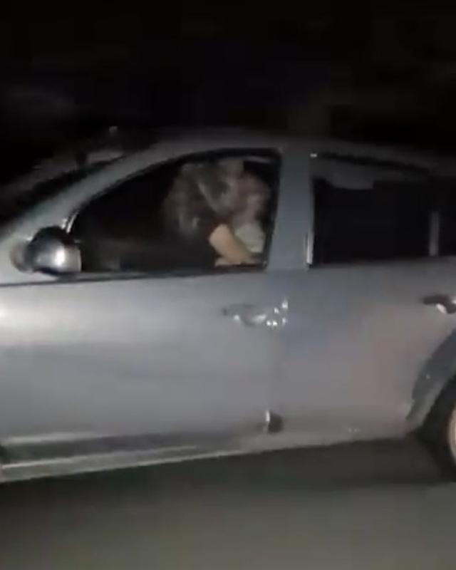 Giật mình cặp đôi vừa 'mây mưa' vừa lái xe với tốc độ hơn 110 km/h - 1 Giật mình cặp đôi vừa 'mây mưa' vừa lái xe với tốc độ hơn 110 km/h - 1