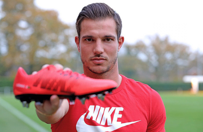 Trai đẹp tuyển Bồ Đào Nha được fan girl gọi tên không kém gì Cristiano Ronaldo