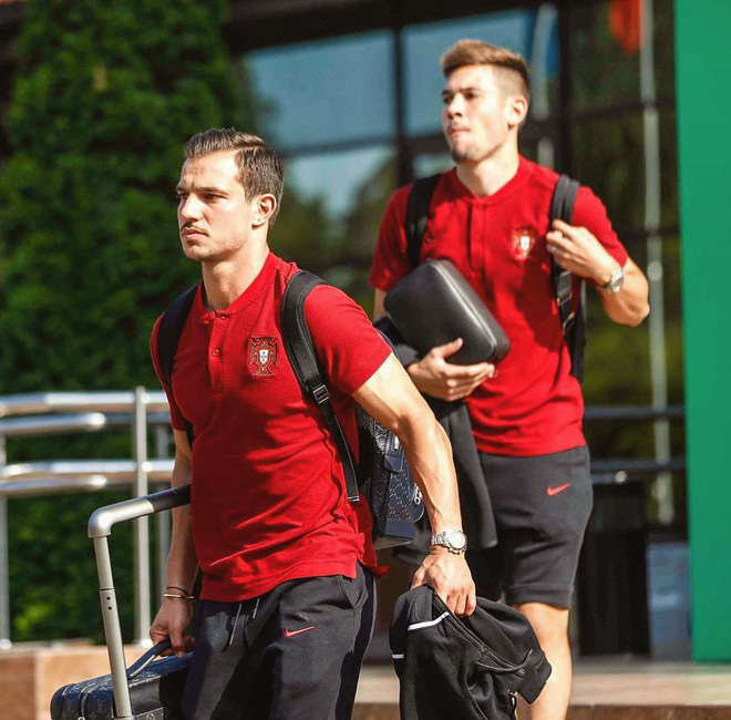 Trai đẹp tuyển Bồ Đào Nha được fan girl gọi tên không kém gì Cristiano Ronaldo