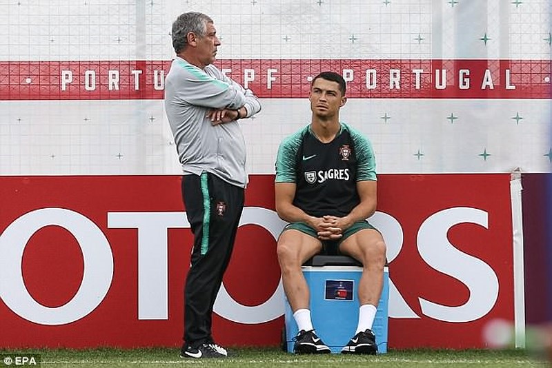 Ronaldo đùa giỡn trên sân tập trước thất bại của Messi - 3 Ronaldo đùa giỡn trên sân tập trước thất bại của Messi - 3