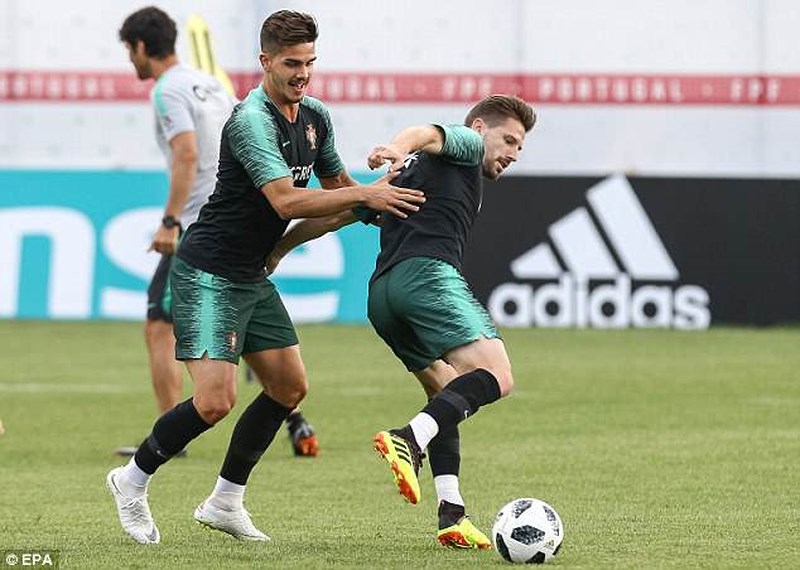 Ronaldo đùa giỡn trên sân tập trước thất bại của Messi - 4 Ronaldo đùa giỡn trên sân tập trước thất bại của Messi - 4